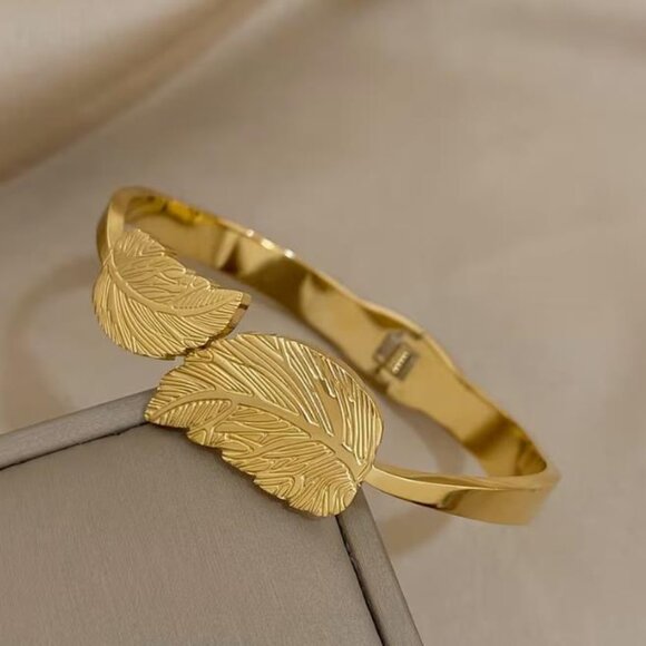 18K Gold Plated Cross-Leaf Stainless Steel Bracelet Sweatproof Rustproof - Picture 6 of 10